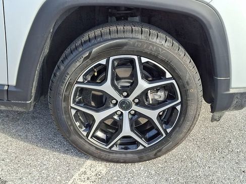Used 2025 Jeep Compass Limited AWD/4WD image 9