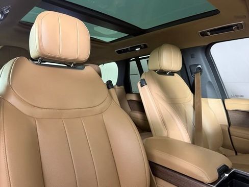 Used 2025 Land Rover Range Rover SE image 32