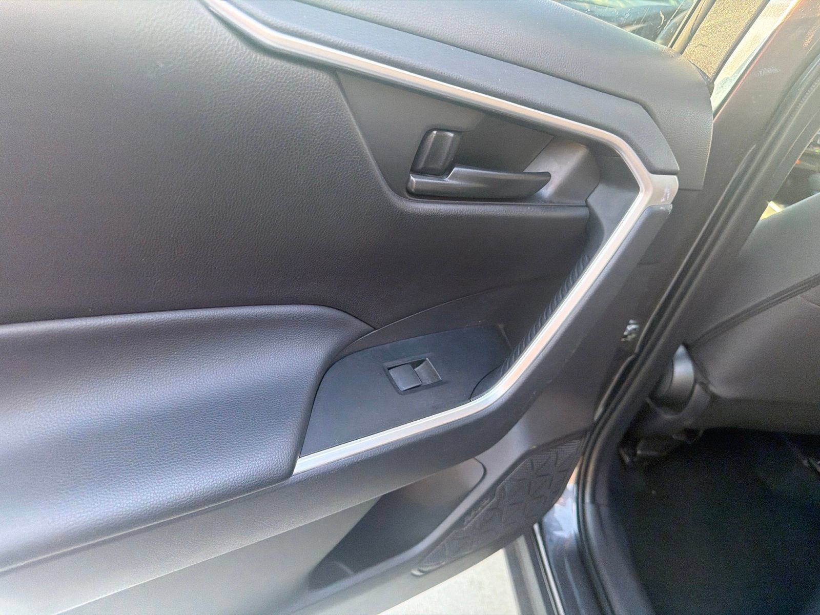 Used 2025 Toyota RAV4 LE AWD/4WD image 12