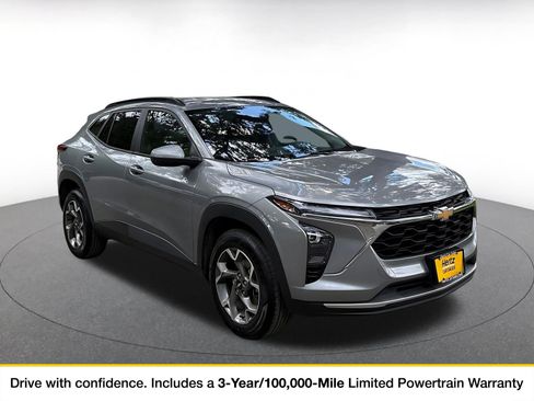 Used 2025 Chevrolet Trax LT FWD image 1