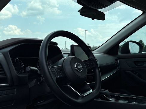 Used 2023 Nissan Rogue S FWD image 5