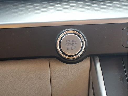 Used 2024 Kia Carnival LX image 12