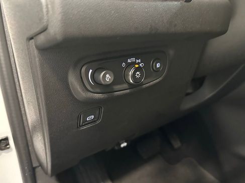 Used 2024 GMC Terrain SLT image 16