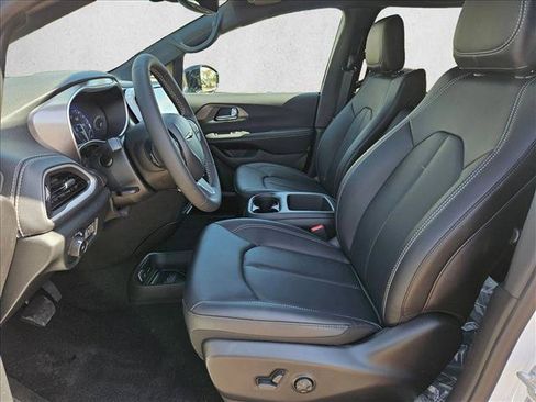 New 2026 Chrysler Pacifica Select FWD image 4