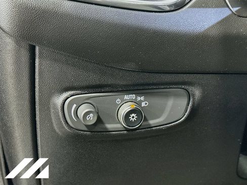Used 2018 Chevrolet Equinox LT FWD image 10