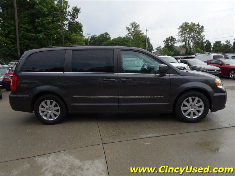 Used 2016 Chrysler Town & Country Touring FWD image 5