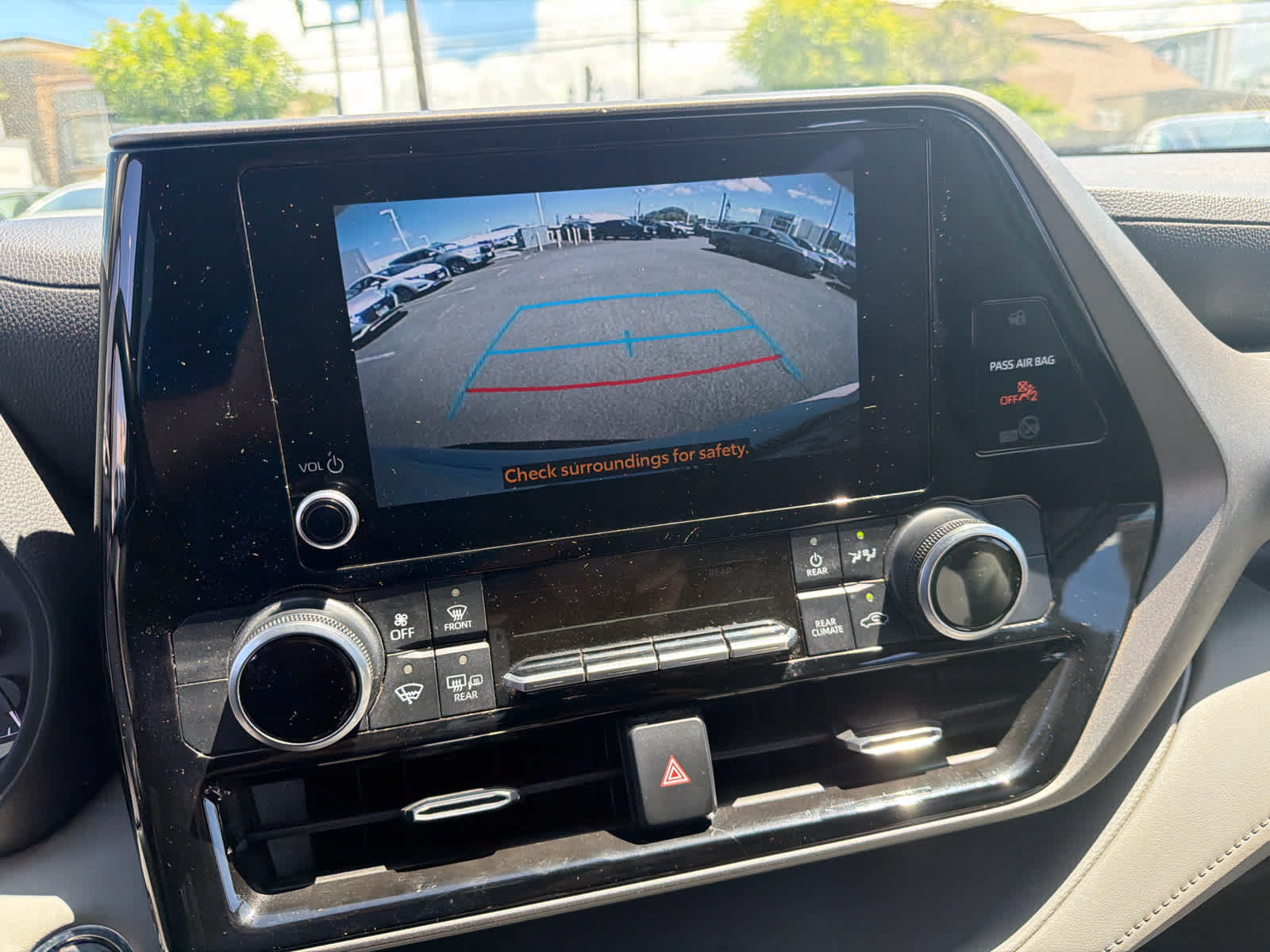 Used 2023 Toyota Highlander LE FWD image 7