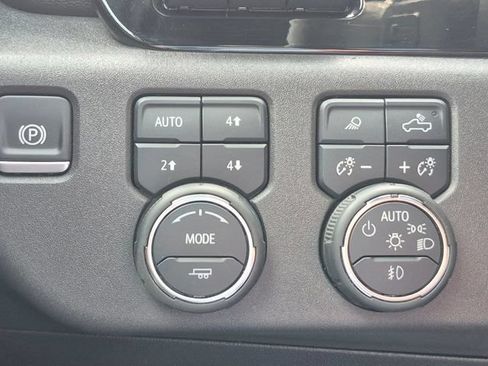 Used 2025 Chevrolet Silverado 1500 High Country w/ Technology Package AWD/4WD image 10