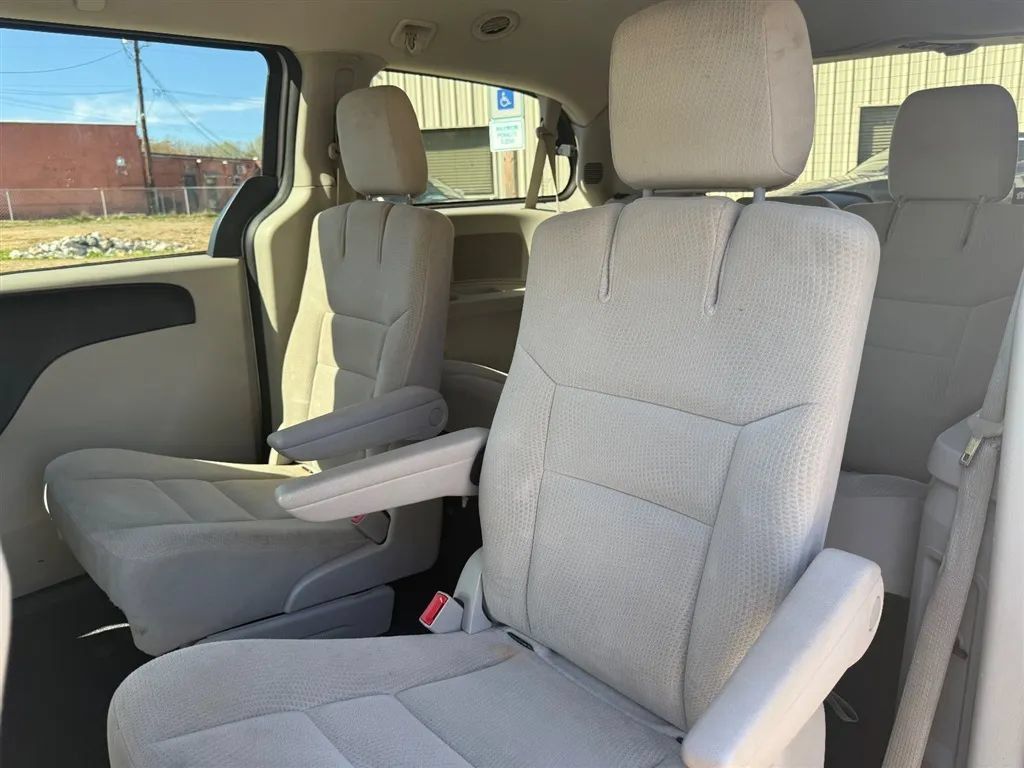 Used 2016 Dodge Grand Caravan SXT w/ UConnect Hands-Free Group FWD image 21