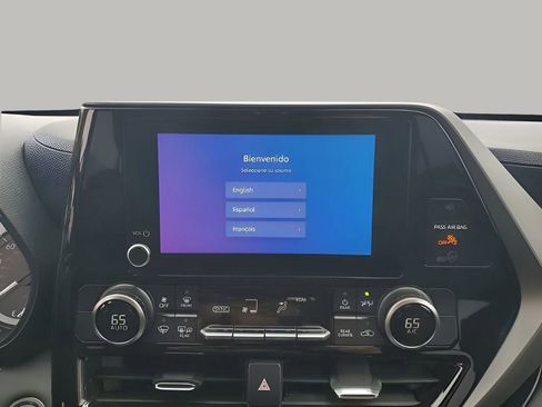 Used 2025 Toyota Highlander LE FWD image 39