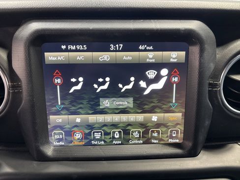 Used 2018 Jeep Wrangler Unlimited Sahara image 17