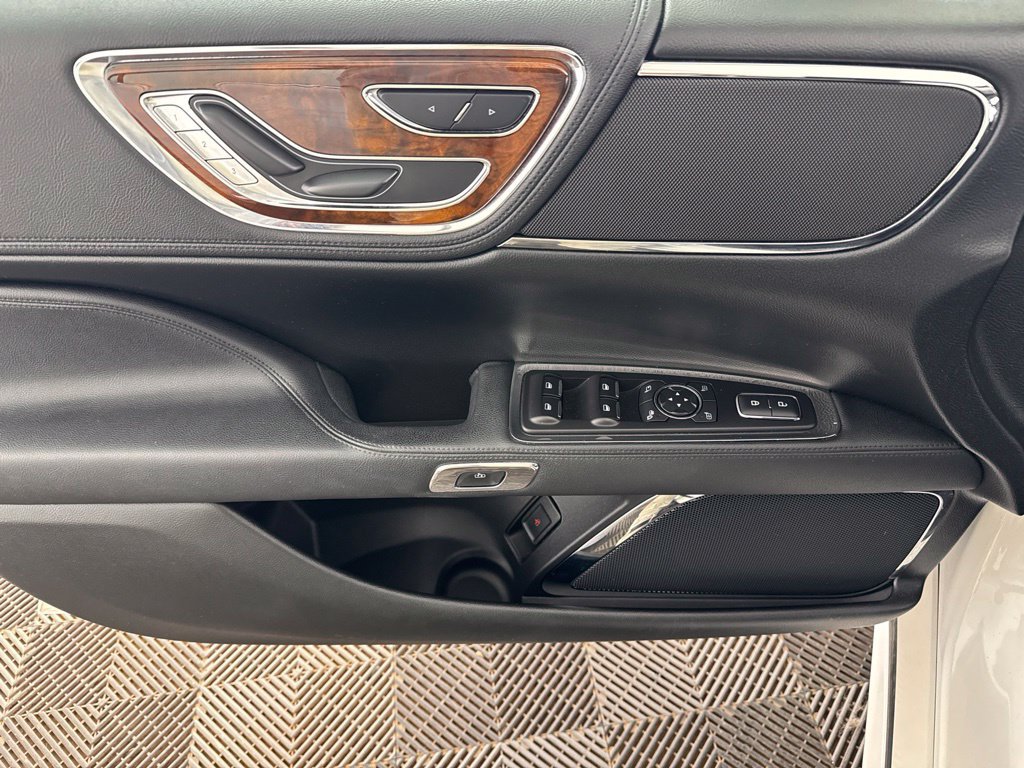 Used 2018 Lincoln Continental Select AWD/4WD image 20