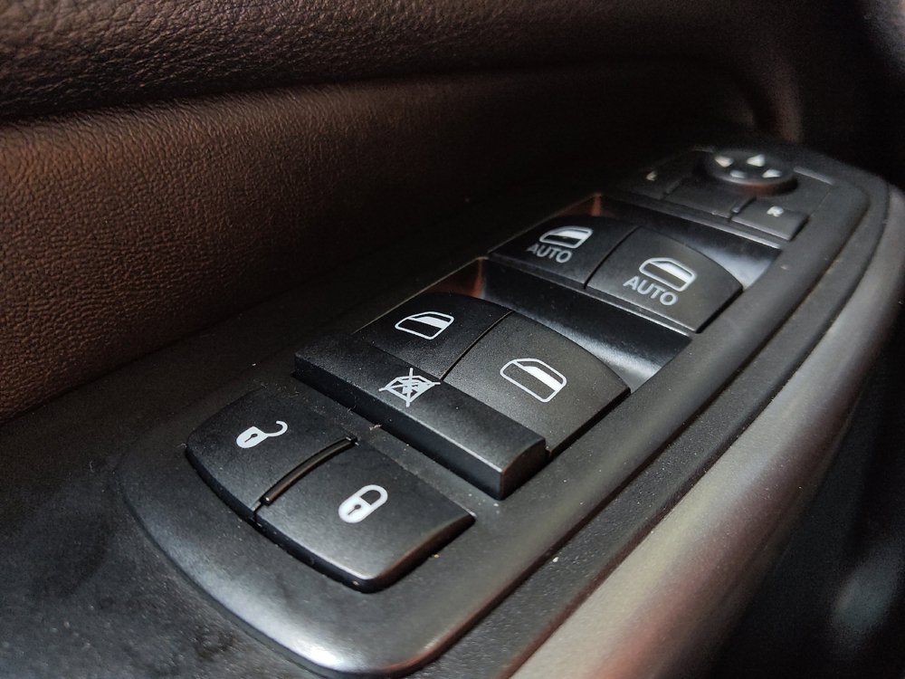 Used 2019 Jeep Cherokee Latitude Plus w/ Cold Weather Group AWD/4WD image 27