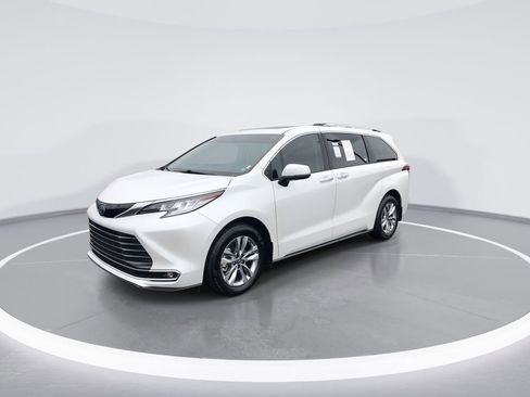 Used 2024 Toyota Sienna Limited image 4