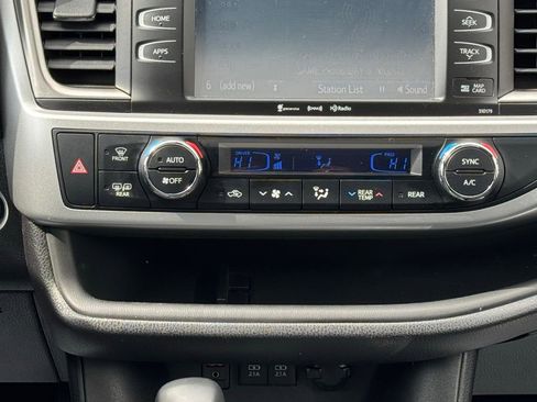 Used 2018 Toyota Highlander SE image 44