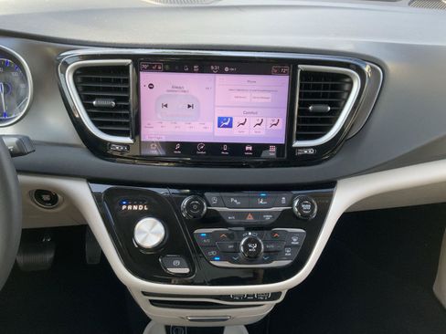 Used 2023 Chrysler Pacifica Touring-L FWD image 32