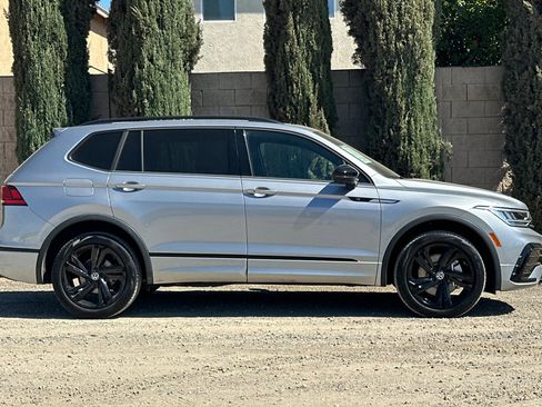 Certified 2024 Volkswagen Tiguan SE R-Line image 3