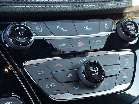 Used 2023 Chrysler Pacifica Touring FWD image 18