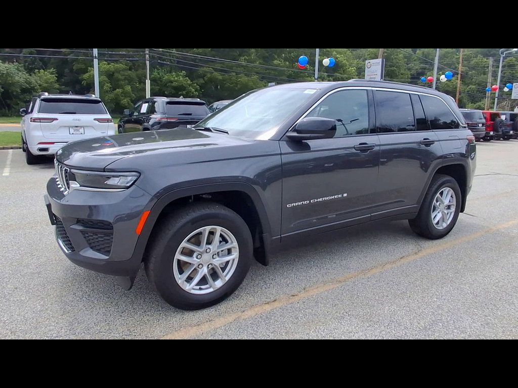 Used 2026 Jeep Grand Cherokee Laredo w/ MOPAR Finishing Package AWD/4WD image 4