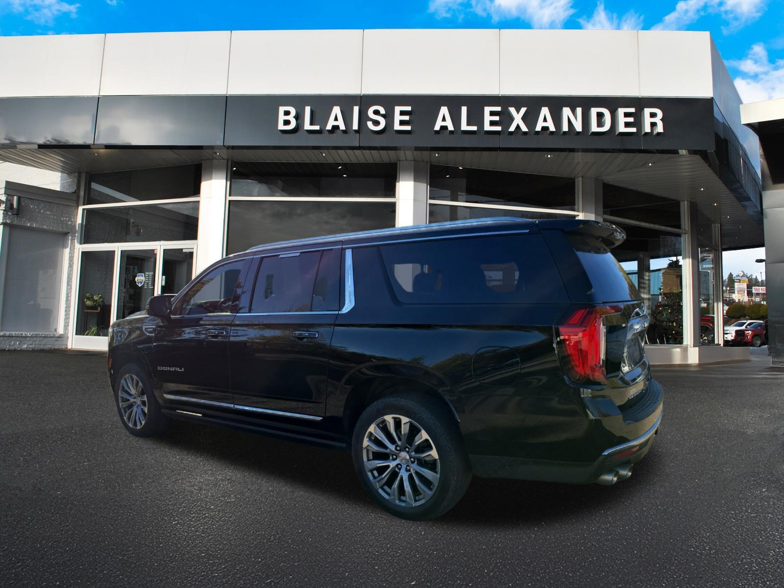 Used 2021 GMC Yukon XL Denali w/ Denali Premium Package AWD/4WD image 5