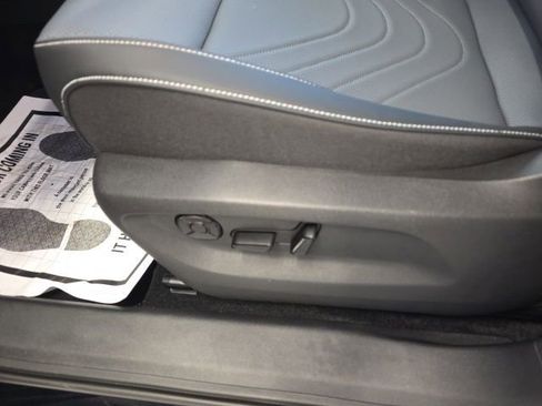 Certified 2025 Volkswagen Tiguan SE image 14