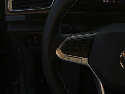 Used 2025 Volkswagen Atlas SE image 16