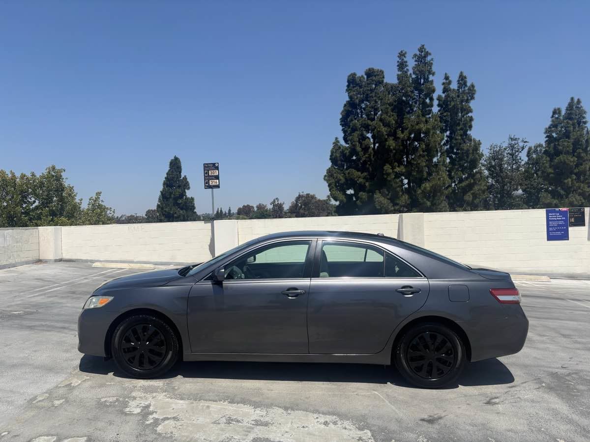 Used 2011 Toyota Camry LE FWD image 8
