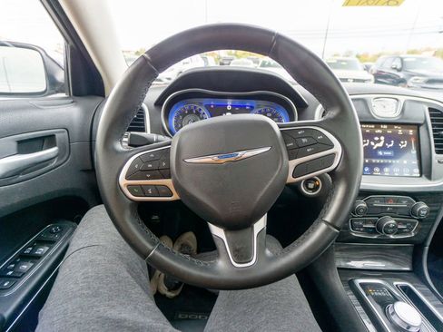 Used 2018 Chrysler 300 Touring L image 18