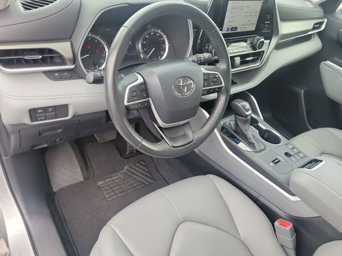 Used 2024 Toyota Highlander XLE FWD image 14