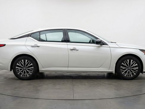 Used 2025 Nissan Altima 2.5 SV image 11