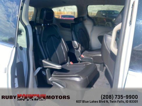 Used 2023 Chrysler Pacifica Touring-L image 29