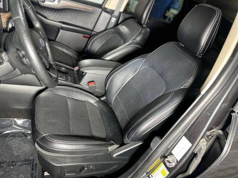 Used 2020 Ford Escape Titanium image 32