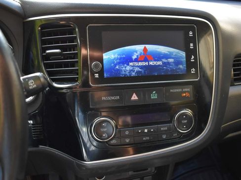 Used 2017 Mitsubishi Outlander SE AWD/4WD image 19