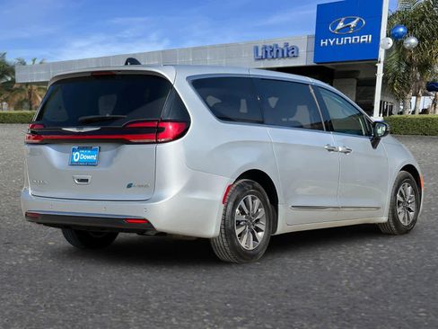Used 2023 Chrysler Pacifica Limited image 3
