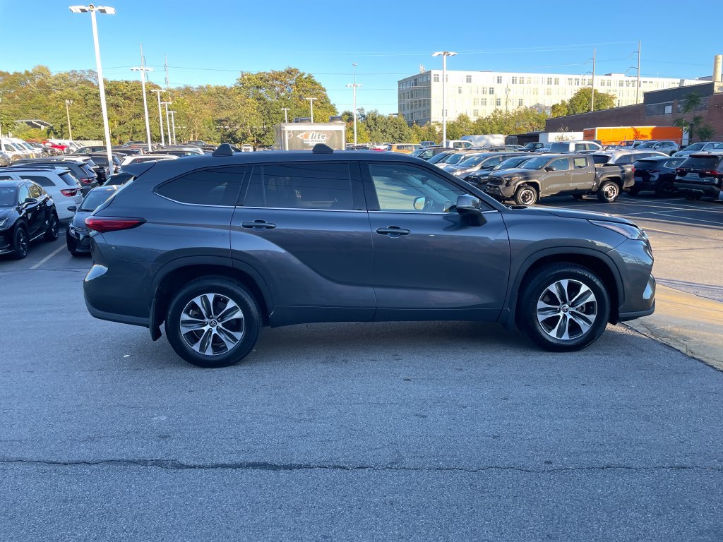Used 2021 Toyota Highlander XLE AWD/4WD image 6