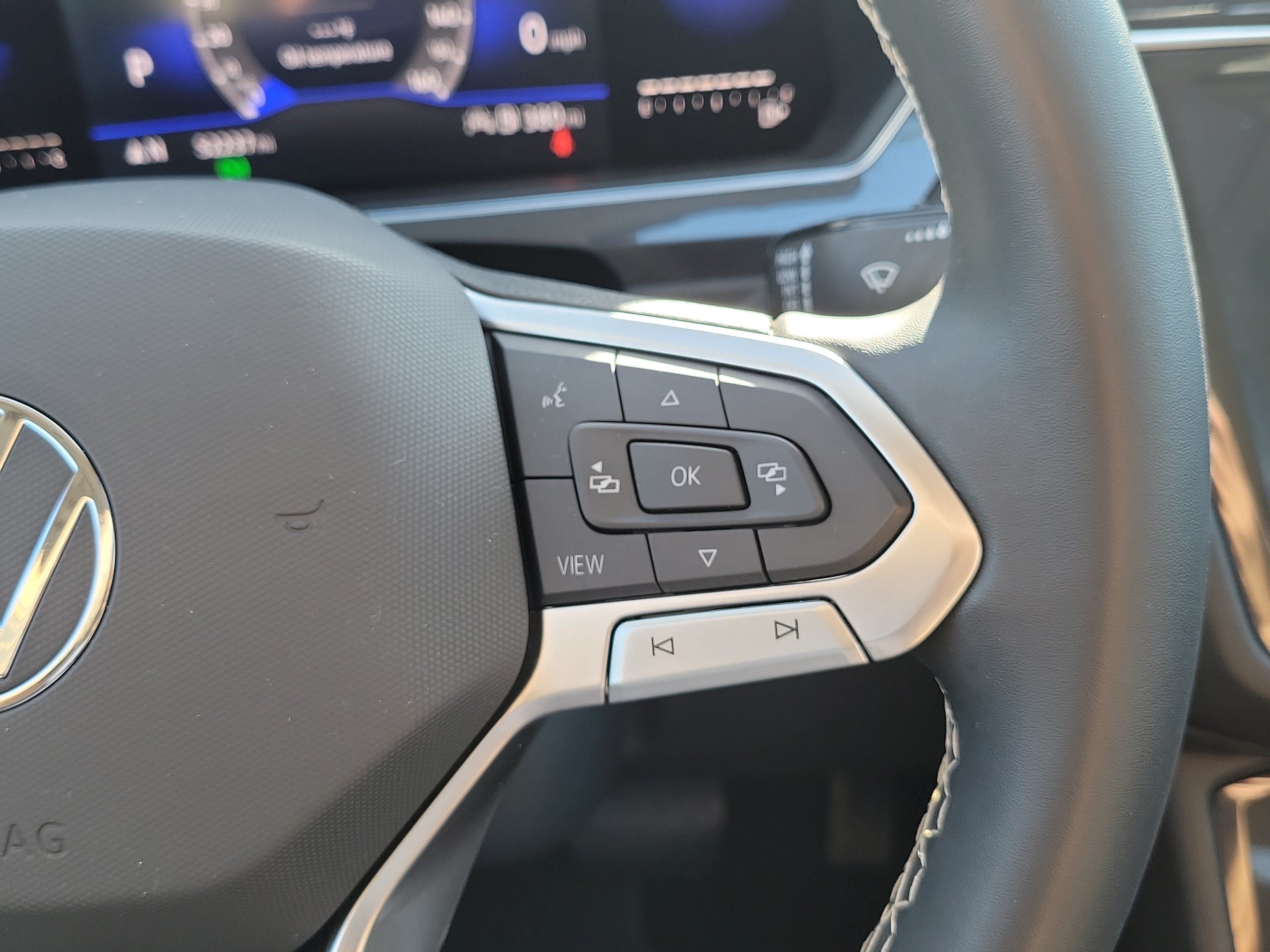 Used 2023 Volkswagen Tiguan SE w/ Panoramic Sunroof Package FWD image 29