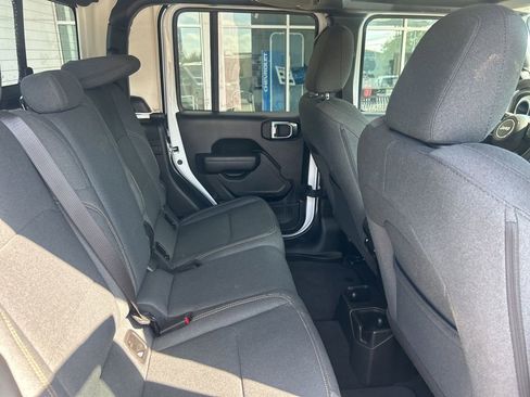Used 2025 Jeep Gladiator Sport AWD/4WD image 19