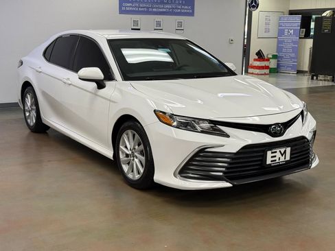 Used 2022 Toyota Camry LE image 2