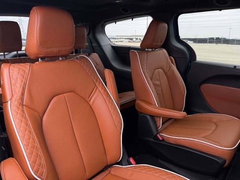 New 2026 Chrysler Pacifica Pinnacle w/ Trailer Tow Group image 21