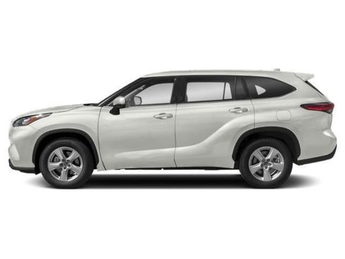 Used 2021 Toyota Highlander LE AWD/4WD image 2