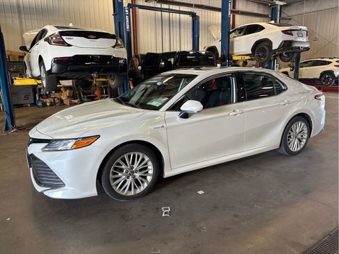Used 2020 Toyota Camry XLE w/ Sunroof Package FWD image 1