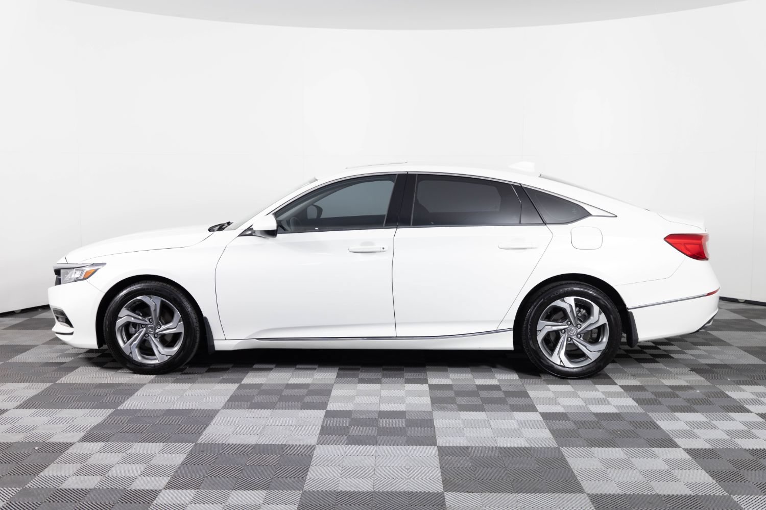 Used 2018 Honda Accord EX image 3