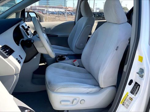 Used 2011 Toyota Sienna LE image 8