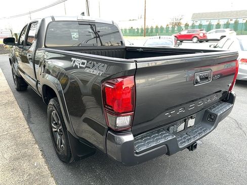 Used 2018 Toyota Tacoma TRD Sport AWD/4WD image 4