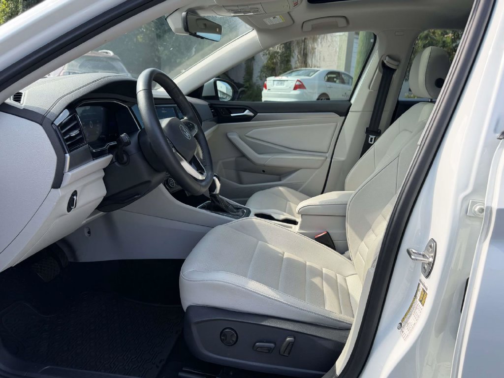 Used 2024 Volkswagen Jetta SE w/ Panoramic Sunroof Package FWD image 16