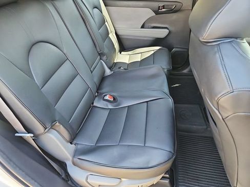 Used 2023 Toyota Highlander LE FWD image 27
