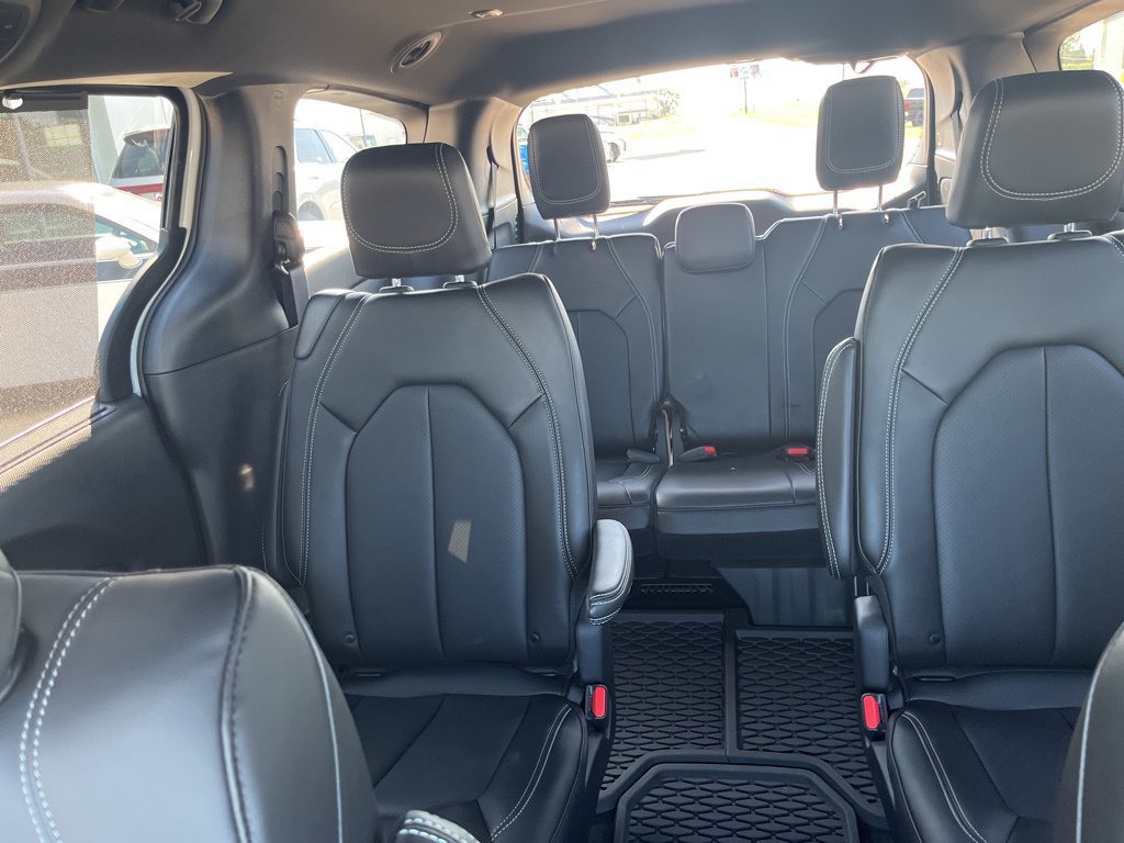 New 2025 Chrysler Pacifica Select AWD/4WD image 19