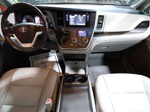 Used 2017 Toyota Sienna XLE image 10