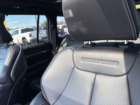 Used 2022 Jeep Grand Cherokee Overland w/ Luxury Tech Group IV AWD/4WD image 32