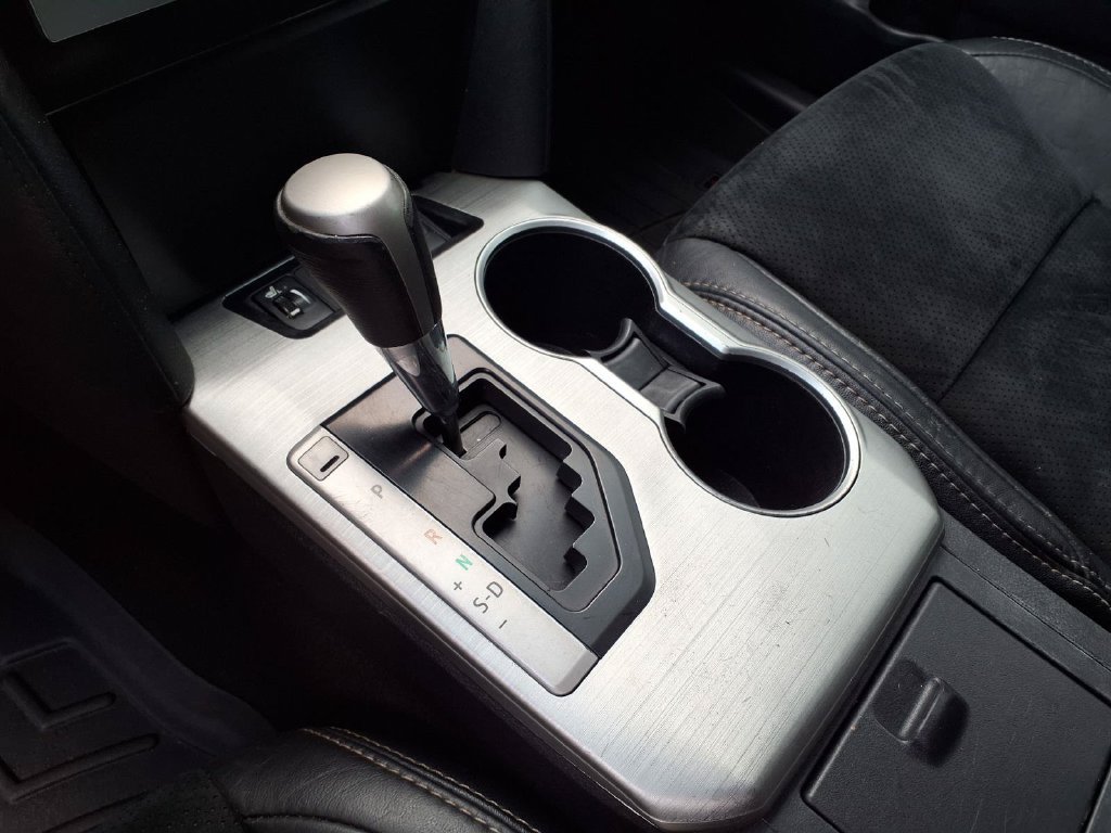 Used 2013 Toyota Camry SE w/ Leather Pkg FWD image 24
